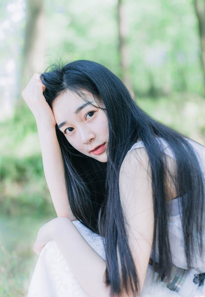 也许一个人会变成原来最讨厌的样子，只是因为要适应这个社会罢了。